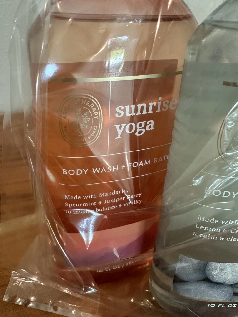 Bath & Body Works: Aromatherapy Body Wash Hot Springs Spa & Sunrise Yoga - Picture 2 of 5
